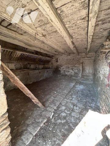 A 5 minutes d'EVRAN sur la commune des CHAMPS-GERAUX dans un hameau, bâtiment à rénover ayant u...