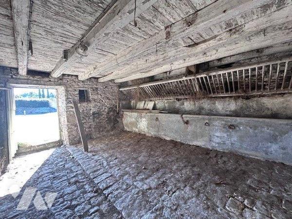 A 5 minutes d'EVRAN sur la commune des CHAMPS-GERAUX dans un hameau, bâtiment à rénover ayant u...