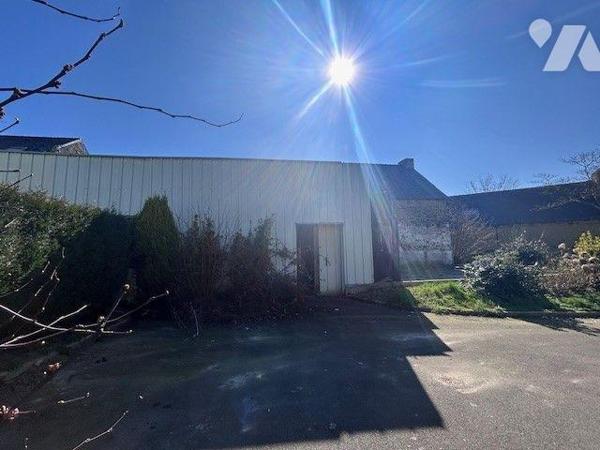 A 5 minutes d'EVRAN sur la commune des CHAMPS-GERAUX dans un hameau, bâtiment à rénover ayant u...