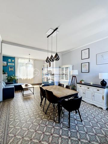 Belle maison familiale & lumineuse
📍  Quartier de l'Hôpital · Wattrelos
114 m²
HABITABLES
264 m²
SURFACE AU SOL
3
CHAMBRES


Lumineuse et bien agencée, cette maison traversante allie confort de vie, volumes optimisés et cadre familial idéal, à deux pas de toutes les commodités scolaires de Wattrelos.

Située dans le paisible quartier de l'Hôpital à Wattrelos, cette maison de 114 m² habitables (264 m² au sol) offre un cadre de vie agréable et fonctionnel, parfaitement adapté à une famille.
Le rez-de-chaussée accueille un séjour traversant très lumineux donnant directement sur la terrasse et le jardin, ainsi qu'un hall d'entrée avec vestiaire, une cuisine équipée récente, une buanderie et une salle de bain — tout le confort nécessaire au quotidien.
À l'étage, deux chambres de 17 m² et 12 m² environ garantissent calme et intimité. Dans les combles aménagés, une troisième chambre de 20 m² habitables peut servir de suite parentale, de bureau ou de salle de jeux.
À l'extérieur, un jardin verdoyant d'environ 160 m² invite à profiter des beaux jours en toute tranquillité.
Composition du bien
🚪  Vestiaire & hall d'entrée

🛋️  Salon / séjour traversant
     Très lumineux · accès terrasse & jardin
🍳  Cuisine équipée
     Récente & fonctionnelle

🧺  Buanderie
🛁  Salle de bain

🛏️  Chambre 1 – 1er étage
     Environ 17 m²
🛏️  Chambre 2 – 1er étage
     Environ 12 m²

🛏️  Chambre 3 – Combles aménagés
     Environ 20 m² habitables
🌿  Jardin
     Environ 160 m² · agréable

☀️  Terrasse
     Accès depuis le séjour

Atouts & environnement
—  Maison traversante baignée de lumière naturelle toute la journée
—  Cuisine équipée récente pour une installation immédiate sans travaux
—  Combles aménagés en chambre (20 m²) : polyvalent et spacieux
—  Proximité immédiate de l'école maternelle, primaire et du collège
—  Quartier de l'Hôpital : secteur calme, résidentiel et bien desservi
—  Jardin de 160 m² avec terrasse, idéal pour les familles

Une visite vaut mille mots — contactez-nous dès aujourd'hui.
DEMANDER UNE VISITE