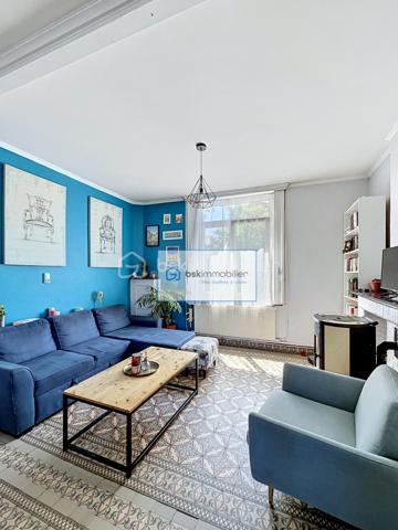 Belle maison familiale & lumineuse
📍  Quartier de l'Hôpital · Wattrelos
114 m²
HABITABLES
264 m²
SURFACE AU SOL
3
CHAMBRES


Lumineuse et bien agencée, cette maison traversante allie confort de vie, volumes optimisés et cadre familial idéal, à deux pas de toutes les commodités scolaires de Wattrelos.

Située dans le paisible quartier de l'Hôpital à Wattrelos, cette maison de 114 m² habitables (264 m² au sol) offre un cadre de vie agréable et fonctionnel, parfaitement adapté à une famille.
Le rez-de-chaussée accueille un séjour traversant très lumineux donnant directement sur la terrasse et le jardin, ainsi qu'un hall d'entrée avec vestiaire, une cuisine équipée récente, une buanderie et une salle de bain — tout le confort nécessaire au quotidien.
À l'étage, deux chambres de 17 m² et 12 m² environ garantissent calme et intimité. Dans les combles aménagés, une troisième chambre de 20 m² habitables peut servir de suite parentale, de bureau ou de salle de jeux.
À l'extérieur, un jardin verdoyant d'environ 160 m² invite à profiter des beaux jours en toute tranquillité.
Composition du bien
🚪  Vestiaire & hall d'entrée

🛋️  Salon / séjour traversant
     Très lumineux · accès terrasse & jardin
🍳  Cuisine équipée
     Récente & fonctionnelle

🧺  Buanderie
🛁  Salle de bain

🛏️  Chambre 1 – 1er étage
     Environ 17 m²
🛏️  Chambre 2 – 1er étage
     Environ 12 m²

🛏️  Chambre 3 – Combles aménagés
     Environ 20 m² habitables
🌿  Jardin
     Environ 160 m² · agréable

☀️  Terrasse
     Accès depuis le séjour

Atouts & environnement
—  Maison traversante baignée de lumière naturelle toute la journée
—  Cuisine équipée récente pour une installation immédiate sans travaux
—  Combles aménagés en chambre (20 m²) : polyvalent et spacieux
—  Proximité immédiate de l'école maternelle, primaire et du collège
—  Quartier de l'Hôpital : secteur calme, résidentiel et bien desservi
—  Jardin de 160 m² avec terrasse, idéal pour les familles

Une visite vaut mille mots — contactez-nous dès aujourd'hui.
DEMANDER UNE VISITE