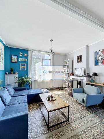 Belle maison familiale & lumineuse
📍  Quartier de l'Hôpital · Wattrelos
114 m²
HABITABLES
264 m²
SURFACE AU SOL
3
CHAMBRES


Lumineuse et bien agencée, cette maison traversante allie confort de vie, volumes optimisés et cadre familial idéal, à deux pas de toutes les commodités scolaires de Wattrelos.

Située dans le paisible quartier de l'Hôpital à Wattrelos, cette maison de 114 m² habitables (264 m² au sol) offre un cadre de vie agréable et fonctionnel, parfaitement adapté à une famille.
Le rez-de-chaussée accueille un séjour traversant très lumineux donnant directement sur la terrasse et le jardin, ainsi qu'un hall d'entrée avec vestiaire, une cuisine équipée récente, une buanderie et une salle de bain — tout le confort nécessaire au quotidien.
À l'étage, deux chambres de 17 m² et 12 m² environ garantissent calme et intimité. Dans les combles aménagés, une troisième chambre de 20 m² habitables peut servir de suite parentale, de bureau ou de salle de jeux.
À l'extérieur, un jardin verdoyant d'environ 160 m² invite à profiter des beaux jours en toute tranquillité.
Composition du bien
🚪  Vestiaire & hall d'entrée

🛋️  Salon / séjour traversant
     Très lumineux · accès terrasse & jardin
🍳  Cuisine équipée
     Récente & fonctionnelle

🧺  Buanderie
🛁  Salle de bain

🛏️  Chambre 1 – 1er étage
     Environ 17 m²
🛏️  Chambre 2 – 1er étage
     Environ 12 m²

🛏️  Chambre 3 – Combles aménagés
     Environ 20 m² habitables
🌿  Jardin
     Environ 160 m² · agréable

☀️  Terrasse
     Accès depuis le séjour

Atouts & environnement
—  Maison traversante baignée de lumière naturelle toute la journée
—  Cuisine équipée récente pour une installation immédiate sans travaux
—  Combles aménagés en chambre (20 m²) : polyvalent et spacieux
—  Proximité immédiate de l'école maternelle, primaire et du collège
—  Quartier de l'Hôpital : secteur calme, résidentiel et bien desservi
—  Jardin de 160 m² avec terrasse, idéal pour les familles

Une visite vaut mille mots — contactez-nous dès aujourd'hui.
DEMANDER UNE VISITE