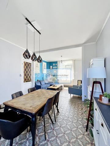 Belle maison familiale & lumineuse
📍  Quartier de l'Hôpital · Wattrelos
114 m²
HABITABLES
264 m²
SURFACE AU SOL
3
CHAMBRES


Lumineuse et bien agencée, cette maison traversante allie confort de vie, volumes optimisés et cadre familial idéal, à deux pas de toutes les commodités scolaires de Wattrelos.

Située dans le paisible quartier de l'Hôpital à Wattrelos, cette maison de 114 m² habitables (264 m² au sol) offre un cadre de vie agréable et fonctionnel, parfaitement adapté à une famille.
Le rez-de-chaussée accueille un séjour traversant très lumineux donnant directement sur la terrasse et le jardin, ainsi qu'un hall d'entrée avec vestiaire, une cuisine équipée récente, une buanderie et une salle de bain — tout le confort nécessaire au quotidien.
À l'étage, deux chambres de 17 m² et 12 m² environ garantissent calme et intimité. Dans les combles aménagés, une troisième chambre de 20 m² habitables peut servir de suite parentale, de bureau ou de salle de jeux.
À l'extérieur, un jardin verdoyant d'environ 160 m² invite à profiter des beaux jours en toute tranquillité.
Composition du bien
🚪  Vestiaire & hall d'entrée

🛋️  Salon / séjour traversant
     Très lumineux · accès terrasse & jardin
🍳  Cuisine équipée
     Récente & fonctionnelle

🧺  Buanderie
🛁  Salle de bain

🛏️  Chambre 1 – 1er étage
     Environ 17 m²
🛏️  Chambre 2 – 1er étage
     Environ 12 m²

🛏️  Chambre 3 – Combles aménagés
     Environ 20 m² habitables
🌿  Jardin
     Environ 160 m² · agréable

☀️  Terrasse
     Accès depuis le séjour

Atouts & environnement
—  Maison traversante baignée de lumière naturelle toute la journée
—  Cuisine équipée récente pour une installation immédiate sans travaux
—  Combles aménagés en chambre (20 m²) : polyvalent et spacieux
—  Proximité immédiate de l'école maternelle, primaire et du collège
—  Quartier de l'Hôpital : secteur calme, résidentiel et bien desservi
—  Jardin de 160 m² avec terrasse, idéal pour les familles

Une visite vaut mille mots — contactez-nous dès aujourd'hui.
DEMANDER UNE VISITE