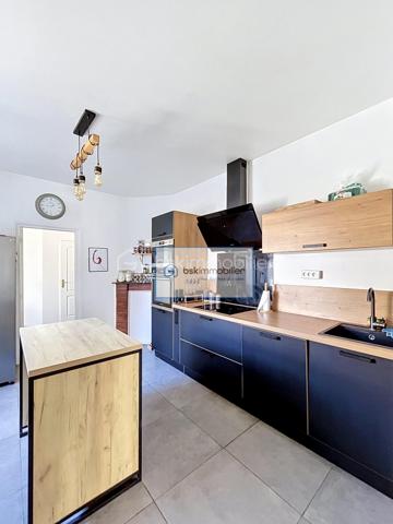 Belle maison familiale & lumineuse
📍  Quartier de l'Hôpital · Wattrelos
114 m²
HABITABLES
264 m²
SURFACE AU SOL
3
CHAMBRES


Lumineuse et bien agencée, cette maison traversante allie confort de vie, volumes optimisés et cadre familial idéal, à deux pas de toutes les commodités scolaires de Wattrelos.

Située dans le paisible quartier de l'Hôpital à Wattrelos, cette maison de 114 m² habitables (264 m² au sol) offre un cadre de vie agréable et fonctionnel, parfaitement adapté à une famille.
Le rez-de-chaussée accueille un séjour traversant très lumineux donnant directement sur la terrasse et le jardin, ainsi qu'un hall d'entrée avec vestiaire, une cuisine équipée récente, une buanderie et une salle de bain — tout le confort nécessaire au quotidien.
À l'étage, deux chambres de 17 m² et 12 m² environ garantissent calme et intimité. Dans les combles aménagés, une troisième chambre de 20 m² habitables peut servir de suite parentale, de bureau ou de salle de jeux.
À l'extérieur, un jardin verdoyant d'environ 160 m² invite à profiter des beaux jours en toute tranquillité.
Composition du bien
🚪  Vestiaire & hall d'entrée

🛋️  Salon / séjour traversant
     Très lumineux · accès terrasse & jardin
🍳  Cuisine équipée
     Récente & fonctionnelle

🧺  Buanderie
🛁  Salle de bain

🛏️  Chambre 1 – 1er étage
     Environ 17 m²
🛏️  Chambre 2 – 1er étage
     Environ 12 m²

🛏️  Chambre 3 – Combles aménagés
     Environ 20 m² habitables
🌿  Jardin
     Environ 160 m² · agréable

☀️  Terrasse
     Accès depuis le séjour

Atouts & environnement
—  Maison traversante baignée de lumière naturelle toute la journée
—  Cuisine équipée récente pour une installation immédiate sans travaux
—  Combles aménagés en chambre (20 m²) : polyvalent et spacieux
—  Proximité immédiate de l'école maternelle, primaire et du collège
—  Quartier de l'Hôpital : secteur calme, résidentiel et bien desservi
—  Jardin de 160 m² avec terrasse, idéal pour les familles

Une visite vaut mille mots — contactez-nous dès aujourd'hui.
DEMANDER UNE VISITE