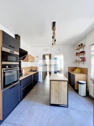 Belle maison familiale & lumineuse
📍  Quartier de l'Hôpital · Wattrelos
114 m²
HABITABLES
264 m²
SURFACE AU SOL
3
CHAMBRES


Lumineuse et bien agencée, cette maison traversante allie confort de vie, volumes optimisés et cadre familial idéal, à deux pas de toutes les commodités scolaires de Wattrelos.

Située dans le paisible quartier de l'Hôpital à Wattrelos, cette maison de 114 m² habitables (264 m² au sol) offre un cadre de vie agréable et fonctionnel, parfaitement adapté à une famille.
Le rez-de-chaussée accueille un séjour traversant très lumineux donnant directement sur la terrasse et le jardin, ainsi qu'un hall d'entrée avec vestiaire, une cuisine équipée récente, une buanderie et une salle de bain — tout le confort nécessaire au quotidien.
À l'étage, deux chambres de 17 m² et 12 m² environ garantissent calme et intimité. Dans les combles aménagés, une troisième chambre de 20 m² habitables peut servir de suite parentale, de bureau ou de salle de jeux.
À l'extérieur, un jardin verdoyant d'environ 160 m² invite à profiter des beaux jours en toute tranquillité.
Composition du bien
🚪  Vestiaire & hall d'entrée

🛋️  Salon / séjour traversant
     Très lumineux · accès terrasse & jardin
🍳  Cuisine équipée
     Récente & fonctionnelle

🧺  Buanderie
🛁  Salle de bain

🛏️  Chambre 1 – 1er étage
     Environ 17 m²
🛏️  Chambre 2 – 1er étage
     Environ 12 m²

🛏️  Chambre 3 – Combles aménagés
     Environ 20 m² habitables
🌿  Jardin
     Environ 160 m² · agréable

☀️  Terrasse
     Accès depuis le séjour

Atouts & environnement
—  Maison traversante baignée de lumière naturelle toute la journée
—  Cuisine équipée récente pour une installation immédiate sans travaux
—  Combles aménagés en chambre (20 m²) : polyvalent et spacieux
—  Proximité immédiate de l'école maternelle, primaire et du collège
—  Quartier de l'Hôpital : secteur calme, résidentiel et bien desservi
—  Jardin de 160 m² avec terrasse, idéal pour les familles

Une visite vaut mille mots — contactez-nous dès aujourd'hui.
DEMANDER UNE VISITE