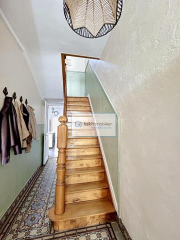 Belle maison familiale & lumineuse
📍  Quartier de l'Hôpital · Wattrelos
114 m²
HABITABLES
264 m²
SURFACE AU SOL
3
CHAMBRES


Lumineuse et bien agencée, cette maison traversante allie confort de vie, volumes optimisés et cadre familial idéal, à deux pas de toutes les commodités scolaires de Wattrelos.

Située dans le paisible quartier de l'Hôpital à Wattrelos, cette maison de 114 m² habitables (264 m² au sol) offre un cadre de vie agréable et fonctionnel, parfaitement adapté à une famille.
Le rez-de-chaussée accueille un séjour traversant très lumineux donnant directement sur la terrasse et le jardin, ainsi qu'un hall d'entrée avec vestiaire, une cuisine équipée récente, une buanderie et une salle de bain — tout le confort nécessaire au quotidien.
À l'étage, deux chambres de 17 m² et 12 m² environ garantissent calme et intimité. Dans les combles aménagés, une troisième chambre de 20 m² habitables peut servir de suite parentale, de bureau ou de salle de jeux.
À l'extérieur, un jardin verdoyant d'environ 160 m² invite à profiter des beaux jours en toute tranquillité.
Composition du bien
🚪  Vestiaire & hall d'entrée

🛋️  Salon / séjour traversant
     Très lumineux · accès terrasse & jardin
🍳  Cuisine équipée
     Récente & fonctionnelle

🧺  Buanderie
🛁  Salle de bain

🛏️  Chambre 1 – 1er étage
     Environ 17 m²
🛏️  Chambre 2 – 1er étage
     Environ 12 m²

🛏️  Chambre 3 – Combles aménagés
     Environ 20 m² habitables
🌿  Jardin
     Environ 160 m² · agréable

☀️  Terrasse
     Accès depuis le séjour

Atouts & environnement
—  Maison traversante baignée de lumière naturelle toute la journée
—  Cuisine équipée récente pour une installation immédiate sans travaux
—  Combles aménagés en chambre (20 m²) : polyvalent et spacieux
—  Proximité immédiate de l'école maternelle, primaire et du collège
—  Quartier de l'Hôpital : secteur calme, résidentiel et bien desservi
—  Jardin de 160 m² avec terrasse, idéal pour les familles

Une visite vaut mille mots — contactez-nous dès aujourd'hui.
DEMANDER UNE VISITE