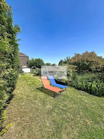 Belle maison familiale & lumineuse
📍  Quartier de l'Hôpital · Wattrelos
114 m²
HABITABLES
264 m²
SURFACE AU SOL
3
CHAMBRES


Lumineuse et bien agencée, cette maison traversante allie confort de vie, volumes optimisés et cadre familial idéal, à deux pas de toutes les commodités scolaires de Wattrelos.

Située dans le paisible quartier de l'Hôpital à Wattrelos, cette maison de 114 m² habitables (264 m² au sol) offre un cadre de vie agréable et fonctionnel, parfaitement adapté à une famille.
Le rez-de-chaussée accueille un séjour traversant très lumineux donnant directement sur la terrasse et le jardin, ainsi qu'un hall d'entrée avec vestiaire, une cuisine équipée récente, une buanderie et une salle de bain — tout le confort nécessaire au quotidien.
À l'étage, deux chambres de 17 m² et 12 m² environ garantissent calme et intimité. Dans les combles aménagés, une troisième chambre de 20 m² habitables peut servir de suite parentale, de bureau ou de salle de jeux.
À l'extérieur, un jardin verdoyant d'environ 160 m² invite à profiter des beaux jours en toute tranquillité.
Composition du bien
🚪  Vestiaire & hall d'entrée

🛋️  Salon / séjour traversant
     Très lumineux · accès terrasse & jardin
🍳  Cuisine équipée
     Récente & fonctionnelle

🧺  Buanderie
🛁  Salle de bain

🛏️  Chambre 1 – 1er étage
     Environ 17 m²
🛏️  Chambre 2 – 1er étage
     Environ 12 m²

🛏️  Chambre 3 – Combles aménagés
     Environ 20 m² habitables
🌿  Jardin
     Environ 160 m² · agréable

☀️  Terrasse
     Accès depuis le séjour

Atouts & environnement
—  Maison traversante baignée de lumière naturelle toute la journée
—  Cuisine équipée récente pour une installation immédiate sans travaux
—  Combles aménagés en chambre (20 m²) : polyvalent et spacieux
—  Proximité immédiate de l'école maternelle, primaire et du collège
—  Quartier de l'Hôpital : secteur calme, résidentiel et bien desservi
—  Jardin de 160 m² avec terrasse, idéal pour les familles

Une visite vaut mille mots — contactez-nous dès aujourd'hui.
DEMANDER UNE VISITE