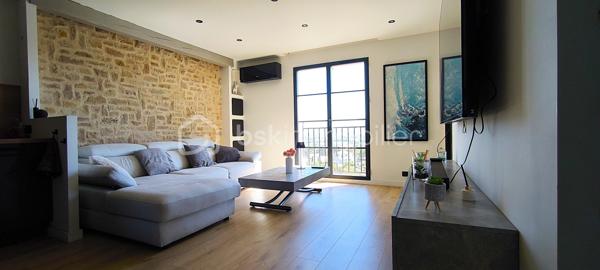 À vendre – Appartement 3 pièces d’exception avec vue panoramique sur le Luberon

Idéalement situé au sein du prestigieux domaine sécurisé du Golf de Pont-Royal, cet élégant appartement 3 pièces, niché au dernier étage d’une copropriété de charme, bénéficie d’un environnement privilégié et d’une vue imprenable sur le Luberon.

Exposé plein Est, ce bien lumineux offre de beaux volumes et une distribution harmonieuse. Il se compose d’un spacieux séjour baigné de lumière, prolongé par une cuisine ouverte entièrement équipée. Récemment rénovée, cette dernière, d’une valeur d’environ 10 000 € et encore sous garantie, dispose d’équipements de qualité : four encastré, micro-ondes intégré et plaque de cuisson à induction.

L’espace de vie s’ouvre sur une agréable loggia, véritable atout, permettant de profiter pleinement de la vue dégagée et du cadre environnementale. 
L’appartement comprend également deux grandes chambres avec lits doubles et nombreux rangements, ainsi qu’une salle d’eau moderne équipée d’une douche à l’italienne, d’une double vasque et de WC suspendus.

Entièrement rénové et parfaitement entretenu, ce bien ne nécessite aucun travaux. Il est vendu entièrement équipé, prêt à vivre ou à louer.

Vendu avec une  place de parking privée dans le parking souterrain de la résidence .
L'appartement est accessible avec un ascenseur .

La copropriété, bien entretenue, propose à ses résidents une piscine. Les charges comprennent notamment l’eau  ainsi que l’entretien des parties communes. Aucun travaux n’est à prévoir et aucune procédure n’est en cours, ni travaux votés en assemblée générale.

Le bien est équipé d’un compteur électrique Linky.

Le domaine, entièrement sécurisé, dispose d’un poste de garde et assure une surveillance 24h/24 et 7j/7.

Le diagnostic de performance énergétique (DPE) est en cours de réalisation.

Un bien rare, idéal pour une résidence principale, secondaire ou un investissement locatif de qualité.
Une visite virtuelle est disponible sur demande .