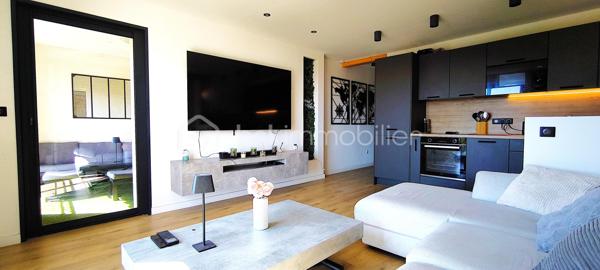 À vendre – Appartement 3 pièces d’exception avec vue panoramique sur le Luberon

Idéalement situé au sein du prestigieux domaine sécurisé du Golf de Pont-Royal, cet élégant appartement 3 pièces, niché au dernier étage d’une copropriété de charme, bénéficie d’un environnement privilégié et d’une vue imprenable sur le Luberon.

Exposé plein Est, ce bien lumineux offre de beaux volumes et une distribution harmonieuse. Il se compose d’un spacieux séjour baigné de lumière, prolongé par une cuisine ouverte entièrement équipée. Récemment rénovée, cette dernière, d’une valeur d’environ 10 000 € et encore sous garantie, dispose d’équipements de qualité : four encastré, micro-ondes intégré et plaque de cuisson à induction.

L’espace de vie s’ouvre sur une agréable loggia, véritable atout, permettant de profiter pleinement de la vue dégagée et du cadre environnementale. 
L’appartement comprend également deux grandes chambres avec lits doubles et nombreux rangements, ainsi qu’une salle d’eau moderne équipée d’une douche à l’italienne, d’une double vasque et de WC suspendus.

Entièrement rénové et parfaitement entretenu, ce bien ne nécessite aucun travaux. Il est vendu entièrement équipé, prêt à vivre ou à louer.

Vendu avec une  place de parking privée dans le parking souterrain de la résidence .
L'appartement est accessible avec un ascenseur .

La copropriété, bien entretenue, propose à ses résidents une piscine. Les charges comprennent notamment l’eau  ainsi que l’entretien des parties communes. Aucun travaux n’est à prévoir et aucune procédure n’est en cours, ni travaux votés en assemblée générale.

Le bien est équipé d’un compteur électrique Linky.

Le domaine, entièrement sécurisé, dispose d’un poste de garde et assure une surveillance 24h/24 et 7j/7.

Le diagnostic de performance énergétique (DPE) est en cours de réalisation.

Un bien rare, idéal pour une résidence principale, secondaire ou un investissement locatif de qualité.
Une visite virtuelle est disponible sur demande .