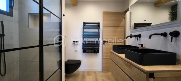 À vendre – Appartement 3 pièces d’exception avec vue panoramique sur le Luberon

Idéalement situé au sein du prestigieux domaine sécurisé du Golf de Pont-Royal, cet élégant appartement 3 pièces, niché au dernier étage d’une copropriété de charme, bénéficie d’un environnement privilégié et d’une vue imprenable sur le Luberon.

Exposé plein Est, ce bien lumineux offre de beaux volumes et une distribution harmonieuse. Il se compose d’un spacieux séjour baigné de lumière, prolongé par une cuisine ouverte entièrement équipée. Récemment rénovée, cette dernière, d’une valeur d’environ 10 000 € et encore sous garantie, dispose d’équipements de qualité : four encastré, micro-ondes intégré et plaque de cuisson à induction.

L’espace de vie s’ouvre sur une agréable loggia, véritable atout, permettant de profiter pleinement de la vue dégagée et du cadre environnementale. 
L’appartement comprend également deux grandes chambres avec lits doubles et nombreux rangements, ainsi qu’une salle d’eau moderne équipée d’une douche à l’italienne, d’une double vasque et de WC suspendus.

Entièrement rénové et parfaitement entretenu, ce bien ne nécessite aucun travaux. Il est vendu entièrement équipé, prêt à vivre ou à louer.

Vendu avec une  place de parking privée dans le parking souterrain de la résidence .
L'appartement est accessible avec un ascenseur .

La copropriété, bien entretenue, propose à ses résidents une piscine. Les charges comprennent notamment l’eau  ainsi que l’entretien des parties communes. Aucun travaux n’est à prévoir et aucune procédure n’est en cours, ni travaux votés en assemblée générale.

Le bien est équipé d’un compteur électrique Linky.

Le domaine, entièrement sécurisé, dispose d’un poste de garde et assure une surveillance 24h/24 et 7j/7.

Le diagnostic de performance énergétique (DPE) est en cours de réalisation.

Un bien rare, idéal pour une résidence principale, secondaire ou un investissement locatif de qualité.
Une visite virtuelle est disponible sur demande .