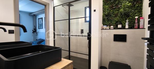 À vendre – Appartement 3 pièces d’exception avec vue panoramique sur le Luberon

Idéalement situé au sein du prestigieux domaine sécurisé du Golf de Pont-Royal, cet élégant appartement 3 pièces, niché au dernier étage d’une copropriété de charme, bénéficie d’un environnement privilégié et d’une vue imprenable sur le Luberon.

Exposé plein Est, ce bien lumineux offre de beaux volumes et une distribution harmonieuse. Il se compose d’un spacieux séjour baigné de lumière, prolongé par une cuisine ouverte entièrement équipée. Récemment rénovée, cette dernière, d’une valeur d’environ 10 000 € et encore sous garantie, dispose d’équipements de qualité : four encastré, micro-ondes intégré et plaque de cuisson à induction.

L’espace de vie s’ouvre sur une agréable loggia, véritable atout, permettant de profiter pleinement de la vue dégagée et du cadre environnementale. 
L’appartement comprend également deux grandes chambres avec lits doubles et nombreux rangements, ainsi qu’une salle d’eau moderne équipée d’une douche à l’italienne, d’une double vasque et de WC suspendus.

Entièrement rénové et parfaitement entretenu, ce bien ne nécessite aucun travaux. Il est vendu entièrement équipé, prêt à vivre ou à louer.

Vendu avec une  place de parking privée dans le parking souterrain de la résidence .
L'appartement est accessible avec un ascenseur .

La copropriété, bien entretenue, propose à ses résidents une piscine. Les charges comprennent notamment l’eau  ainsi que l’entretien des parties communes. Aucun travaux n’est à prévoir et aucune procédure n’est en cours, ni travaux votés en assemblée générale.

Le bien est équipé d’un compteur électrique Linky.

Le domaine, entièrement sécurisé, dispose d’un poste de garde et assure une surveillance 24h/24 et 7j/7.

Le diagnostic de performance énergétique (DPE) est en cours de réalisation.

Un bien rare, idéal pour une résidence principale, secondaire ou un investissement locatif de qualité.
Une visite virtuelle est disponible sur demande .