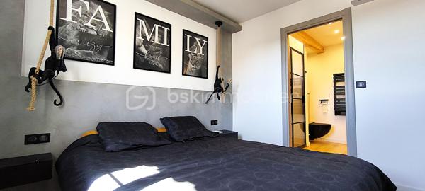 À vendre – Appartement 3 pièces d’exception avec vue panoramique sur le Luberon

Idéalement situé au sein du prestigieux domaine sécurisé du Golf de Pont-Royal, cet élégant appartement 3 pièces, niché au dernier étage d’une copropriété de charme, bénéficie d’un environnement privilégié et d’une vue imprenable sur le Luberon.

Exposé plein Est, ce bien lumineux offre de beaux volumes et une distribution harmonieuse. Il se compose d’un spacieux séjour baigné de lumière, prolongé par une cuisine ouverte entièrement équipée. Récemment rénovée, cette dernière, d’une valeur d’environ 10 000 € et encore sous garantie, dispose d’équipements de qualité : four encastré, micro-ondes intégré et plaque de cuisson à induction.

L’espace de vie s’ouvre sur une agréable loggia, véritable atout, permettant de profiter pleinement de la vue dégagée et du cadre environnementale. 
L’appartement comprend également deux grandes chambres avec lits doubles et nombreux rangements, ainsi qu’une salle d’eau moderne équipée d’une douche à l’italienne, d’une double vasque et de WC suspendus.

Entièrement rénové et parfaitement entretenu, ce bien ne nécessite aucun travaux. Il est vendu entièrement équipé, prêt à vivre ou à louer.

Vendu avec une  place de parking privée dans le parking souterrain de la résidence .
L'appartement est accessible avec un ascenseur .

La copropriété, bien entretenue, propose à ses résidents une piscine. Les charges comprennent notamment l’eau  ainsi que l’entretien des parties communes. Aucun travaux n’est à prévoir et aucune procédure n’est en cours, ni travaux votés en assemblée générale.

Le bien est équipé d’un compteur électrique Linky.

Le domaine, entièrement sécurisé, dispose d’un poste de garde et assure une surveillance 24h/24 et 7j/7.

Le diagnostic de performance énergétique (DPE) est en cours de réalisation.

Un bien rare, idéal pour une résidence principale, secondaire ou un investissement locatif de qualité.
Une visite virtuelle est disponible sur demande .