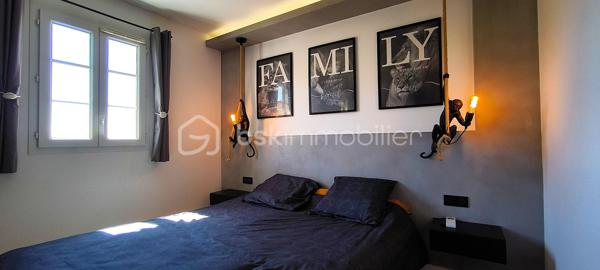 À vendre – Appartement 3 pièces d’exception avec vue panoramique sur le Luberon

Idéalement situé au sein du prestigieux domaine sécurisé du Golf de Pont-Royal, cet élégant appartement 3 pièces, niché au dernier étage d’une copropriété de charme, bénéficie d’un environnement privilégié et d’une vue imprenable sur le Luberon.

Exposé plein Est, ce bien lumineux offre de beaux volumes et une distribution harmonieuse. Il se compose d’un spacieux séjour baigné de lumière, prolongé par une cuisine ouverte entièrement équipée. Récemment rénovée, cette dernière, d’une valeur d’environ 10 000 € et encore sous garantie, dispose d’équipements de qualité : four encastré, micro-ondes intégré et plaque de cuisson à induction.

L’espace de vie s’ouvre sur une agréable loggia, véritable atout, permettant de profiter pleinement de la vue dégagée et du cadre environnementale. 
L’appartement comprend également deux grandes chambres avec lits doubles et nombreux rangements, ainsi qu’une salle d’eau moderne équipée d’une douche à l’italienne, d’une double vasque et de WC suspendus.

Entièrement rénové et parfaitement entretenu, ce bien ne nécessite aucun travaux. Il est vendu entièrement équipé, prêt à vivre ou à louer.

Vendu avec une  place de parking privée dans le parking souterrain de la résidence .
L'appartement est accessible avec un ascenseur .

La copropriété, bien entretenue, propose à ses résidents une piscine. Les charges comprennent notamment l’eau  ainsi que l’entretien des parties communes. Aucun travaux n’est à prévoir et aucune procédure n’est en cours, ni travaux votés en assemblée générale.

Le bien est équipé d’un compteur électrique Linky.

Le domaine, entièrement sécurisé, dispose d’un poste de garde et assure une surveillance 24h/24 et 7j/7.

Le diagnostic de performance énergétique (DPE) est en cours de réalisation.

Un bien rare, idéal pour une résidence principale, secondaire ou un investissement locatif de qualité.
Une visite virtuelle est disponible sur demande .