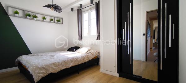 À vendre – Appartement 3 pièces d’exception avec vue panoramique sur le Luberon

Idéalement situé au sein du prestigieux domaine sécurisé du Golf de Pont-Royal, cet élégant appartement 3 pièces, niché au dernier étage d’une copropriété de charme, bénéficie d’un environnement privilégié et d’une vue imprenable sur le Luberon.

Exposé plein Est, ce bien lumineux offre de beaux volumes et une distribution harmonieuse. Il se compose d’un spacieux séjour baigné de lumière, prolongé par une cuisine ouverte entièrement équipée. Récemment rénovée, cette dernière, d’une valeur d’environ 10 000 € et encore sous garantie, dispose d’équipements de qualité : four encastré, micro-ondes intégré et plaque de cuisson à induction.

L’espace de vie s’ouvre sur une agréable loggia, véritable atout, permettant de profiter pleinement de la vue dégagée et du cadre environnementale. 
L’appartement comprend également deux grandes chambres avec lits doubles et nombreux rangements, ainsi qu’une salle d’eau moderne équipée d’une douche à l’italienne, d’une double vasque et de WC suspendus.

Entièrement rénové et parfaitement entretenu, ce bien ne nécessite aucun travaux. Il est vendu entièrement équipé, prêt à vivre ou à louer.

Vendu avec une  place de parking privée dans le parking souterrain de la résidence .
L'appartement est accessible avec un ascenseur .

La copropriété, bien entretenue, propose à ses résidents une piscine. Les charges comprennent notamment l’eau  ainsi que l’entretien des parties communes. Aucun travaux n’est à prévoir et aucune procédure n’est en cours, ni travaux votés en assemblée générale.

Le bien est équipé d’un compteur électrique Linky.

Le domaine, entièrement sécurisé, dispose d’un poste de garde et assure une surveillance 24h/24 et 7j/7.

Le diagnostic de performance énergétique (DPE) est en cours de réalisation.

Un bien rare, idéal pour une résidence principale, secondaire ou un investissement locatif de qualité.
Une visite virtuelle est disponible sur demande .