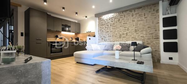 À vendre – Appartement 3 pièces d’exception avec vue panoramique sur le Luberon

Idéalement situé au sein du prestigieux domaine sécurisé du Golf de Pont-Royal, cet élégant appartement 3 pièces, niché au dernier étage d’une copropriété de charme, bénéficie d’un environnement privilégié et d’une vue imprenable sur le Luberon.

Exposé plein Est, ce bien lumineux offre de beaux volumes et une distribution harmonieuse. Il se compose d’un spacieux séjour baigné de lumière, prolongé par une cuisine ouverte entièrement équipée. Récemment rénovée, cette dernière, d’une valeur d’environ 10 000 € et encore sous garantie, dispose d’équipements de qualité : four encastré, micro-ondes intégré et plaque de cuisson à induction.

L’espace de vie s’ouvre sur une agréable loggia, véritable atout, permettant de profiter pleinement de la vue dégagée et du cadre environnementale. 
L’appartement comprend également deux grandes chambres avec lits doubles et nombreux rangements, ainsi qu’une salle d’eau moderne équipée d’une douche à l’italienne, d’une double vasque et de WC suspendus.

Entièrement rénové et parfaitement entretenu, ce bien ne nécessite aucun travaux. Il est vendu entièrement équipé, prêt à vivre ou à louer.

Vendu avec une  place de parking privée dans le parking souterrain de la résidence .
L'appartement est accessible avec un ascenseur .

La copropriété, bien entretenue, propose à ses résidents une piscine. Les charges comprennent notamment l’eau  ainsi que l’entretien des parties communes. Aucun travaux n’est à prévoir et aucune procédure n’est en cours, ni travaux votés en assemblée générale.

Le bien est équipé d’un compteur électrique Linky.

Le domaine, entièrement sécurisé, dispose d’un poste de garde et assure une surveillance 24h/24 et 7j/7.

Le diagnostic de performance énergétique (DPE) est en cours de réalisation.

Un bien rare, idéal pour une résidence principale, secondaire ou un investissement locatif de qualité.
Une visite virtuelle est disponible sur demande .