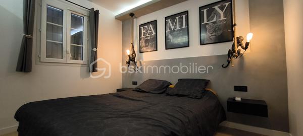 À vendre – Appartement 3 pièces d’exception avec vue panoramique sur le Luberon

Idéalement situé au sein du prestigieux domaine sécurisé du Golf de Pont-Royal, cet élégant appartement 3 pièces, niché au dernier étage d’une copropriété de charme, bénéficie d’un environnement privilégié et d’une vue imprenable sur le Luberon.

Exposé plein Est, ce bien lumineux offre de beaux volumes et une distribution harmonieuse. Il se compose d’un spacieux séjour baigné de lumière, prolongé par une cuisine ouverte entièrement équipée. Récemment rénovée, cette dernière, d’une valeur d’environ 10 000 € et encore sous garantie, dispose d’équipements de qualité : four encastré, micro-ondes intégré et plaque de cuisson à induction.

L’espace de vie s’ouvre sur une agréable loggia, véritable atout, permettant de profiter pleinement de la vue dégagée et du cadre environnementale. 
L’appartement comprend également deux grandes chambres avec lits doubles et nombreux rangements, ainsi qu’une salle d’eau moderne équipée d’une douche à l’italienne, d’une double vasque et de WC suspendus.

Entièrement rénové et parfaitement entretenu, ce bien ne nécessite aucun travaux. Il est vendu entièrement équipé, prêt à vivre ou à louer.

Vendu avec une  place de parking privée dans le parking souterrain de la résidence .
L'appartement est accessible avec un ascenseur .

La copropriété, bien entretenue, propose à ses résidents une piscine. Les charges comprennent notamment l’eau  ainsi que l’entretien des parties communes. Aucun travaux n’est à prévoir et aucune procédure n’est en cours, ni travaux votés en assemblée générale.

Le bien est équipé d’un compteur électrique Linky.

Le domaine, entièrement sécurisé, dispose d’un poste de garde et assure une surveillance 24h/24 et 7j/7.

Le diagnostic de performance énergétique (DPE) est en cours de réalisation.

Un bien rare, idéal pour une résidence principale, secondaire ou un investissement locatif de qualité.
Une visite virtuelle est disponible sur demande .