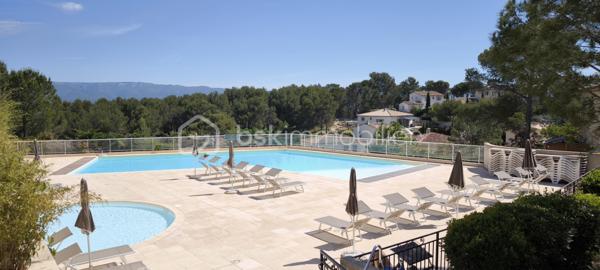 À vendre – Appartement 3 pièces d’exception avec vue panoramique sur le Luberon

Idéalement situé au sein du prestigieux domaine sécurisé du Golf de Pont-Royal, cet élégant appartement 3 pièces, niché au dernier étage d’une copropriété de charme, bénéficie d’un environnement privilégié et d’une vue imprenable sur le Luberon.

Exposé plein Est, ce bien lumineux offre de beaux volumes et une distribution harmonieuse. Il se compose d’un spacieux séjour baigné de lumière, prolongé par une cuisine ouverte entièrement équipée. Récemment rénovée, cette dernière, d’une valeur d’environ 10 000 € et encore sous garantie, dispose d’équipements de qualité : four encastré, micro-ondes intégré et plaque de cuisson à induction.

L’espace de vie s’ouvre sur une agréable loggia, véritable atout, permettant de profiter pleinement de la vue dégagée et du cadre environnementale. 
L’appartement comprend également deux grandes chambres avec lits doubles et nombreux rangements, ainsi qu’une salle d’eau moderne équipée d’une douche à l’italienne, d’une double vasque et de WC suspendus.

Entièrement rénové et parfaitement entretenu, ce bien ne nécessite aucun travaux. Il est vendu entièrement équipé, prêt à vivre ou à louer.

Vendu avec une  place de parking privée dans le parking souterrain de la résidence .
L'appartement est accessible avec un ascenseur .

La copropriété, bien entretenue, propose à ses résidents une piscine. Les charges comprennent notamment l’eau  ainsi que l’entretien des parties communes. Aucun travaux n’est à prévoir et aucune procédure n’est en cours, ni travaux votés en assemblée générale.

Le bien est équipé d’un compteur électrique Linky.

Le domaine, entièrement sécurisé, dispose d’un poste de garde et assure une surveillance 24h/24 et 7j/7.

Le diagnostic de performance énergétique (DPE) est en cours de réalisation.

Un bien rare, idéal pour une résidence principale, secondaire ou un investissement locatif de qualité.
Une visite virtuelle est disponible sur demande .