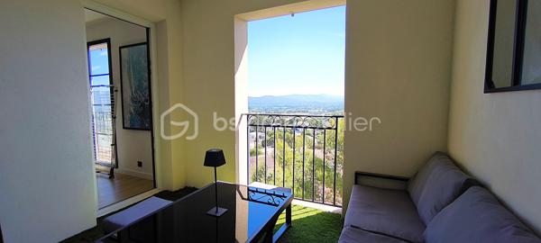 À vendre – Appartement 3 pièces d’exception avec vue panoramique sur le Luberon

Idéalement situé au sein du prestigieux domaine sécurisé du Golf de Pont-Royal, cet élégant appartement 3 pièces, niché au dernier étage d’une copropriété de charme, bénéficie d’un environnement privilégié et d’une vue imprenable sur le Luberon.

Exposé plein Est, ce bien lumineux offre de beaux volumes et une distribution harmonieuse. Il se compose d’un spacieux séjour baigné de lumière, prolongé par une cuisine ouverte entièrement équipée. Récemment rénovée, cette dernière, d’une valeur d’environ 10 000 € et encore sous garantie, dispose d’équipements de qualité : four encastré, micro-ondes intégré et plaque de cuisson à induction.

L’espace de vie s’ouvre sur une agréable loggia, véritable atout, permettant de profiter pleinement de la vue dégagée et du cadre environnementale. 
L’appartement comprend également deux grandes chambres avec lits doubles et nombreux rangements, ainsi qu’une salle d’eau moderne équipée d’une douche à l’italienne, d’une double vasque et de WC suspendus.

Entièrement rénové et parfaitement entretenu, ce bien ne nécessite aucun travaux. Il est vendu entièrement équipé, prêt à vivre ou à louer.

Vendu avec une  place de parking privée dans le parking souterrain de la résidence .
L'appartement est accessible avec un ascenseur .

La copropriété, bien entretenue, propose à ses résidents une piscine. Les charges comprennent notamment l’eau  ainsi que l’entretien des parties communes. Aucun travaux n’est à prévoir et aucune procédure n’est en cours, ni travaux votés en assemblée générale.

Le bien est équipé d’un compteur électrique Linky.

Le domaine, entièrement sécurisé, dispose d’un poste de garde et assure une surveillance 24h/24 et 7j/7.

Le diagnostic de performance énergétique (DPE) est en cours de réalisation.

Un bien rare, idéal pour une résidence principale, secondaire ou un investissement locatif de qualité.
Une visite virtuelle est disponible sur demande .