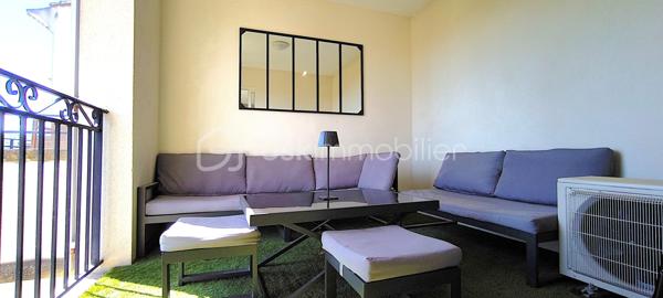 À vendre – Appartement 3 pièces d’exception avec vue panoramique sur le Luberon

Idéalement situé au sein du prestigieux domaine sécurisé du Golf de Pont-Royal, cet élégant appartement 3 pièces, niché au dernier étage d’une copropriété de charme, bénéficie d’un environnement privilégié et d’une vue imprenable sur le Luberon.

Exposé plein Est, ce bien lumineux offre de beaux volumes et une distribution harmonieuse. Il se compose d’un spacieux séjour baigné de lumière, prolongé par une cuisine ouverte entièrement équipée. Récemment rénovée, cette dernière, d’une valeur d’environ 10 000 € et encore sous garantie, dispose d’équipements de qualité : four encastré, micro-ondes intégré et plaque de cuisson à induction.

L’espace de vie s’ouvre sur une agréable loggia, véritable atout, permettant de profiter pleinement de la vue dégagée et du cadre environnementale. 
L’appartement comprend également deux grandes chambres avec lits doubles et nombreux rangements, ainsi qu’une salle d’eau moderne équipée d’une douche à l’italienne, d’une double vasque et de WC suspendus.

Entièrement rénové et parfaitement entretenu, ce bien ne nécessite aucun travaux. Il est vendu entièrement équipé, prêt à vivre ou à louer.

Vendu avec une  place de parking privée dans le parking souterrain de la résidence .
L'appartement est accessible avec un ascenseur .

La copropriété, bien entretenue, propose à ses résidents une piscine. Les charges comprennent notamment l’eau  ainsi que l’entretien des parties communes. Aucun travaux n’est à prévoir et aucune procédure n’est en cours, ni travaux votés en assemblée générale.

Le bien est équipé d’un compteur électrique Linky.

Le domaine, entièrement sécurisé, dispose d’un poste de garde et assure une surveillance 24h/24 et 7j/7.

Le diagnostic de performance énergétique (DPE) est en cours de réalisation.

Un bien rare, idéal pour une résidence principale, secondaire ou un investissement locatif de qualité.
Une visite virtuelle est disponible sur demande .