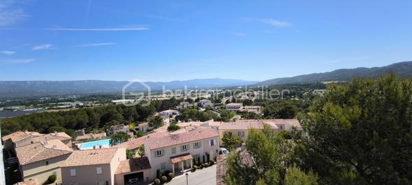 À vendre – Appartement 3 pièces d’exception avec vue panoramique sur le Luberon

Idéalement situé au sein du prestigieux domaine sécurisé du Golf de Pont-Royal, cet élégant appartement 3 pièces, niché au dernier étage d’une copropriété de charme, bénéficie d’un environnement privilégié et d’une vue imprenable sur le Luberon.

Exposé plein Est, ce bien lumineux offre de beaux volumes et une distribution harmonieuse. Il se compose d’un spacieux séjour baigné de lumière, prolongé par une cuisine ouverte entièrement équipée. Récemment rénovée, cette dernière, d’une valeur d’environ 10 000 € et encore sous garantie, dispose d’équipements de qualité : four encastré, micro-ondes intégré et plaque de cuisson à induction.

L’espace de vie s’ouvre sur une agréable loggia, véritable atout, permettant de profiter pleinement de la vue dégagée et du cadre environnementale. 
L’appartement comprend également deux grandes chambres avec lits doubles et nombreux rangements, ainsi qu’une salle d’eau moderne équipée d’une douche à l’italienne, d’une double vasque et de WC suspendus.

Entièrement rénové et parfaitement entretenu, ce bien ne nécessite aucun travaux. Il est vendu entièrement équipé, prêt à vivre ou à louer.

Vendu avec une  place de parking privée dans le parking souterrain de la résidence .
L'appartement est accessible avec un ascenseur .

La copropriété, bien entretenue, propose à ses résidents une piscine. Les charges comprennent notamment l’eau  ainsi que l’entretien des parties communes. Aucun travaux n’est à prévoir et aucune procédure n’est en cours, ni travaux votés en assemblée générale.

Le bien est équipé d’un compteur électrique Linky.

Le domaine, entièrement sécurisé, dispose d’un poste de garde et assure une surveillance 24h/24 et 7j/7.

Le diagnostic de performance énergétique (DPE) est en cours de réalisation.

Un bien rare, idéal pour une résidence principale, secondaire ou un investissement locatif de qualité.
Une visite virtuelle est disponible sur demande .