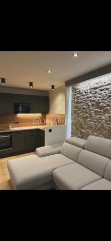 À vendre – Appartement 3 pièces d’exception avec vue panoramique sur le Luberon

Idéalement situé au sein du prestigieux domaine sécurisé du Golf de Pont-Royal, cet élégant appartement 3 pièces, niché au dernier étage d’une copropriété de charme, bénéficie d’un environnement privilégié et d’une vue imprenable sur le Luberon.

Exposé plein Est, ce bien lumineux offre de beaux volumes et une distribution harmonieuse. Il se compose d’un spacieux séjour baigné de lumière, prolongé par une cuisine ouverte entièrement équipée. Récemment rénovée, cette dernière, d’une valeur d’environ 10 000 € et encore sous garantie, dispose d’équipements de qualité : four encastré, micro-ondes intégré et plaque de cuisson à induction.

L’espace de vie s’ouvre sur une agréable loggia, véritable atout, permettant de profiter pleinement de la vue dégagée et du cadre environnementale. 
L’appartement comprend également deux grandes chambres avec lits doubles et nombreux rangements, ainsi qu’une salle d’eau moderne équipée d’une douche à l’italienne, d’une double vasque et de WC suspendus.

Entièrement rénové et parfaitement entretenu, ce bien ne nécessite aucun travaux. Il est vendu entièrement équipé, prêt à vivre ou à louer.

Vendu avec une  place de parking privée dans le parking souterrain de la résidence .
L'appartement est accessible avec un ascenseur .

La copropriété, bien entretenue, propose à ses résidents une piscine. Les charges comprennent notamment l’eau  ainsi que l’entretien des parties communes. Aucun travaux n’est à prévoir et aucune procédure n’est en cours, ni travaux votés en assemblée générale.

Le bien est équipé d’un compteur électrique Linky.

Le domaine, entièrement sécurisé, dispose d’un poste de garde et assure une surveillance 24h/24 et 7j/7.

Le diagnostic de performance énergétique (DPE) est en cours de réalisation.

Un bien rare, idéal pour une résidence principale, secondaire ou un investissement locatif de qualité.
Une visite virtuelle est disponible sur demande .