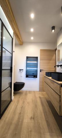 À vendre – Appartement 3 pièces d’exception avec vue panoramique sur le Luberon

Idéalement situé au sein du prestigieux domaine sécurisé du Golf de Pont-Royal, cet élégant appartement 3 pièces, niché au dernier étage d’une copropriété de charme, bénéficie d’un environnement privilégié et d’une vue imprenable sur le Luberon.

Exposé plein Est, ce bien lumineux offre de beaux volumes et une distribution harmonieuse. Il se compose d’un spacieux séjour baigné de lumière, prolongé par une cuisine ouverte entièrement équipée. Récemment rénovée, cette dernière, d’une valeur d’environ 10 000 € et encore sous garantie, dispose d’équipements de qualité : four encastré, micro-ondes intégré et plaque de cuisson à induction.

L’espace de vie s’ouvre sur une agréable loggia, véritable atout, permettant de profiter pleinement de la vue dégagée et du cadre environnementale. 
L’appartement comprend également deux grandes chambres avec lits doubles et nombreux rangements, ainsi qu’une salle d’eau moderne équipée d’une douche à l’italienne, d’une double vasque et de WC suspendus.

Entièrement rénové et parfaitement entretenu, ce bien ne nécessite aucun travaux. Il est vendu entièrement équipé, prêt à vivre ou à louer.

Vendu avec une  place de parking privée dans le parking souterrain de la résidence .
L'appartement est accessible avec un ascenseur .

La copropriété, bien entretenue, propose à ses résidents une piscine. Les charges comprennent notamment l’eau  ainsi que l’entretien des parties communes. Aucun travaux n’est à prévoir et aucune procédure n’est en cours, ni travaux votés en assemblée générale.

Le bien est équipé d’un compteur électrique Linky.

Le domaine, entièrement sécurisé, dispose d’un poste de garde et assure une surveillance 24h/24 et 7j/7.

Le diagnostic de performance énergétique (DPE) est en cours de réalisation.

Un bien rare, idéal pour une résidence principale, secondaire ou un investissement locatif de qualité.
Une visite virtuelle est disponible sur demande .