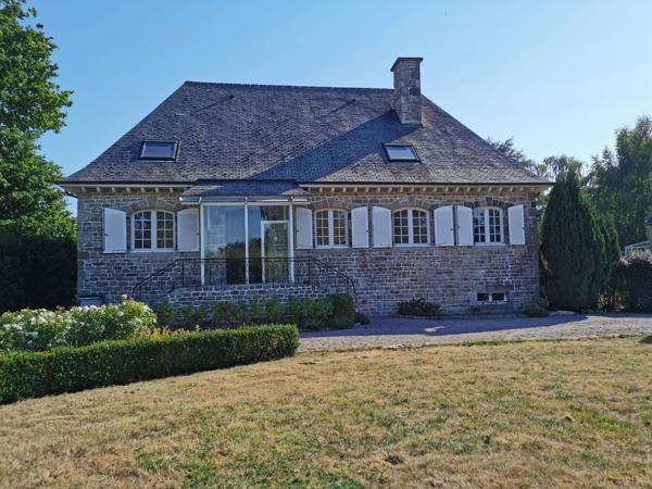 Maison en pierres avec grand terrain dans le centre ville de Pleurtuit