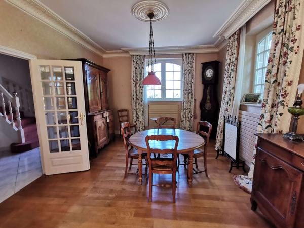 Maison en pierres avec grand terrain dans le centre ville de Pleurtuit