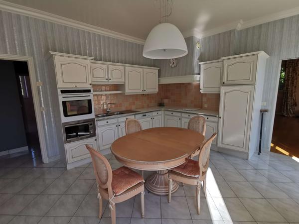 Maison en pierres avec grand terrain dans le centre ville de Pleurtuit