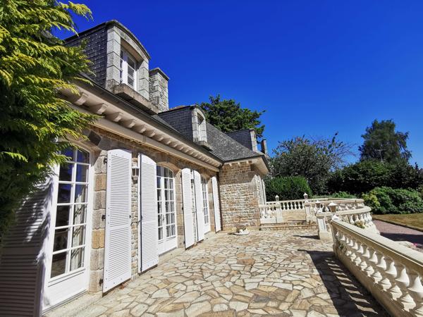 Maison en pierres avec grand terrain dans le centre ville de Pleurtuit