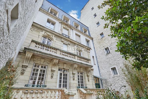 À Vendre - Neuilly Sur Seine - 92200 - Hôtel Particulier - 392m2 - 6 Chambres - Jardin - Rooftop