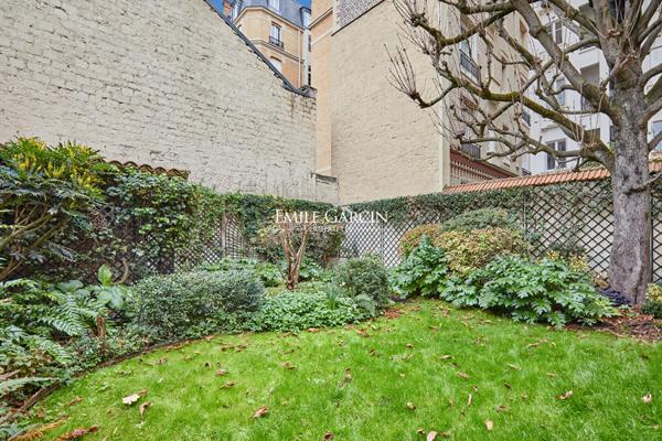 À Vendre - Neuilly Sur Seine - 92200 - Hôtel Particulier - 392m2 - 6 Chambres - Jardin - Rooftop