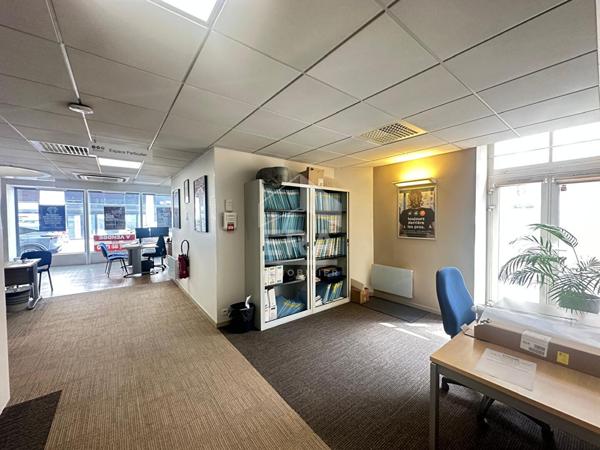 A LOUER Local commercial Pontoise 160 m²