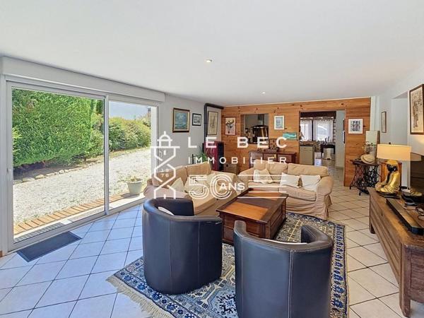 EXCLUSIVITÉ LOCMIQUELIC : Maison avec vie de plain-pied, proche Port de Pen Mané