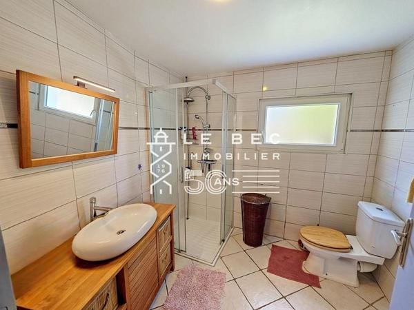 EXCLUSIVITÉ LOCMIQUELIC : Maison avec vie de plain-pied, proche Port de Pen Mané