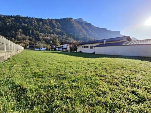Belle parcelle à bâtir viabilisée de 1 075 m2 plein centre village de St Joseph de Rivière