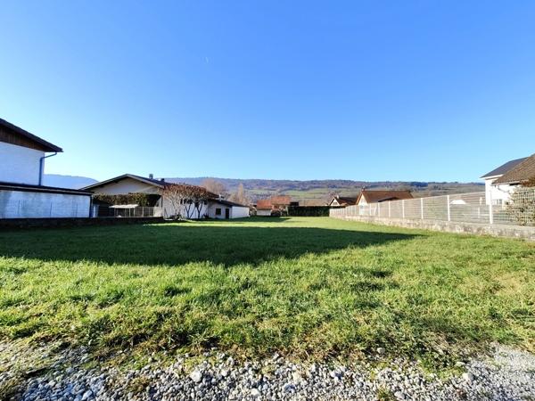 Belle parcelle à bâtir viabilisée de 1 075 m2 plein centre village de St Joseph de Rivière