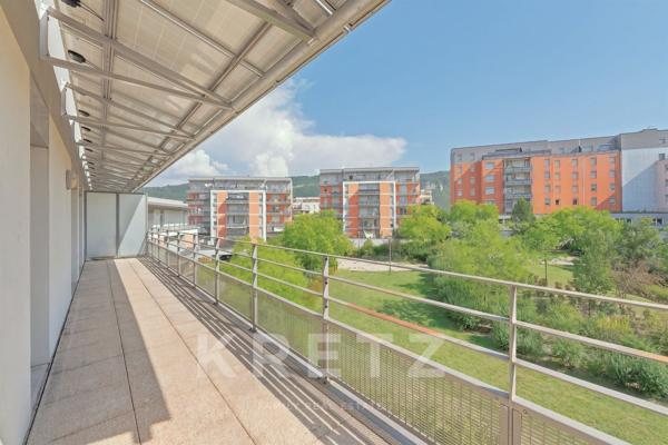 T5 en attique avec 45 m² de terrasses – Résidence de standing – Garage.