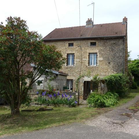 Proche Venarey et Montbard, maison à rénover 3 chambres.
