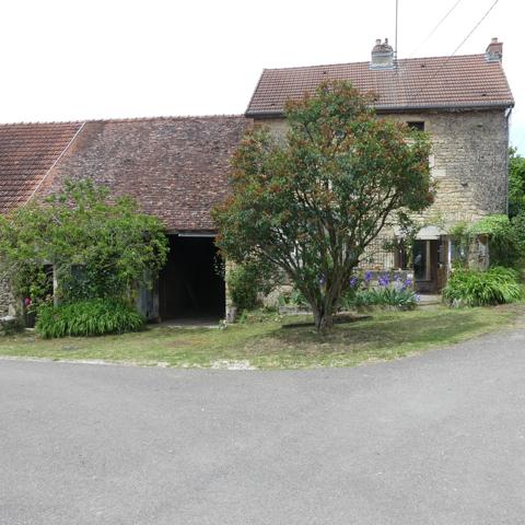 Proche Venarey et Montbard, maison à rénover 3 chambres.