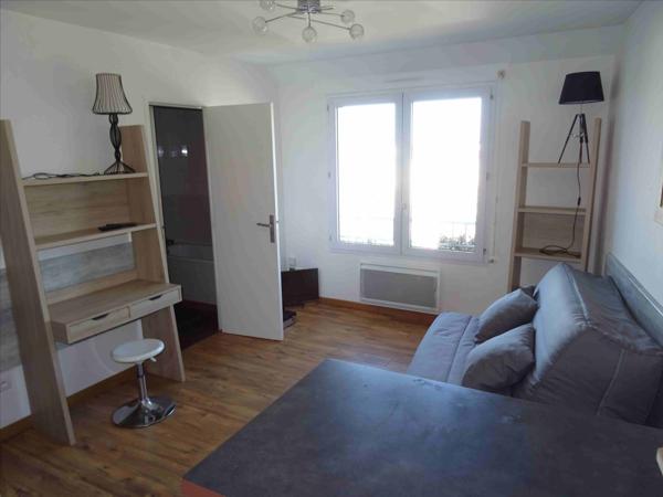 A LOUER – STUDIO MEUBLE AVEC PARKING – MADELEINE