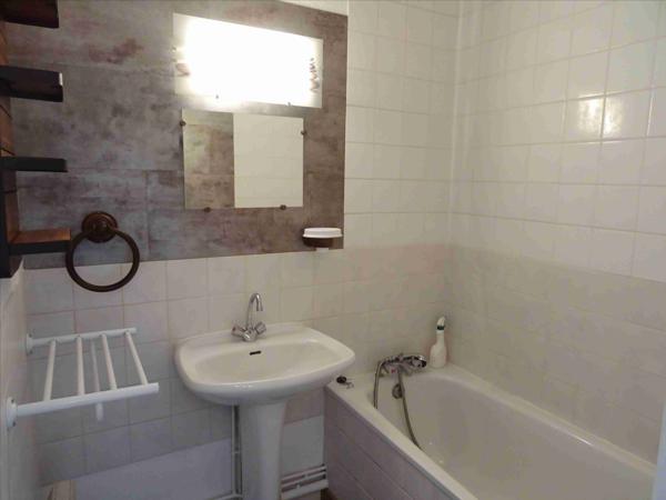 A LOUER – STUDIO MEUBLE AVEC PARKING – MADELEINE