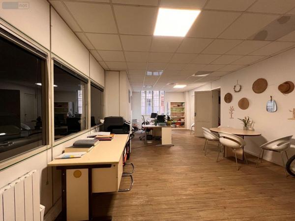 Local Professionnel et commercial à louer à Bordeaux en Gironde (33000), ref : 33145//1874   
Quinconces
