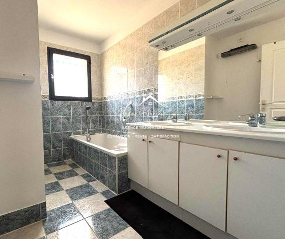 Vue sur le terrain, bien situé dans un lotissement calme