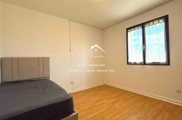 Vue sur le terrain, bien situé dans un lotissement calme