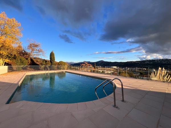 Saint-Laurent-du-Var (06700) 3 pièces DERNIER ÉTAGE Rénové dans résidence de standing ( piscine , terrain de boules) avec grand garage ferm