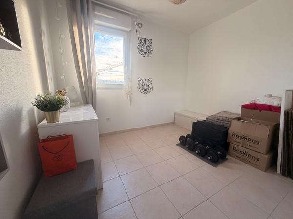 Saint-Laurent-du-Var (06700) 3 pièces DERNIER ÉTAGE Rénové dans résidence de standing ( piscine , terrain de boules) avec grand garage ferm