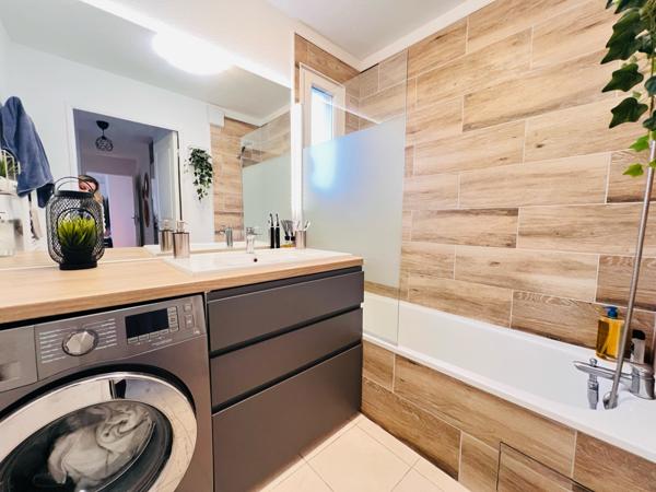 Saint-Laurent-du-Var (06700) 3 pièces DERNIER ÉTAGE Rénové dans résidence de standing ( piscine , terrain de boules) avec grand garage ferm