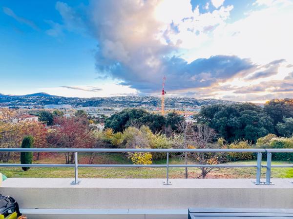Saint-Laurent-du-Var (06700) 3 pièces DERNIER ÉTAGE Rénové dans résidence de standing ( piscine , terrain de boules) avec grand garage ferm