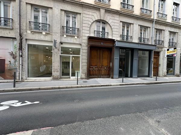 Local commercial Bail à céder LYON 2EME (69), jolie local de 20M2 environ+ mezzanine et réserve sur cour, rue auguste comte